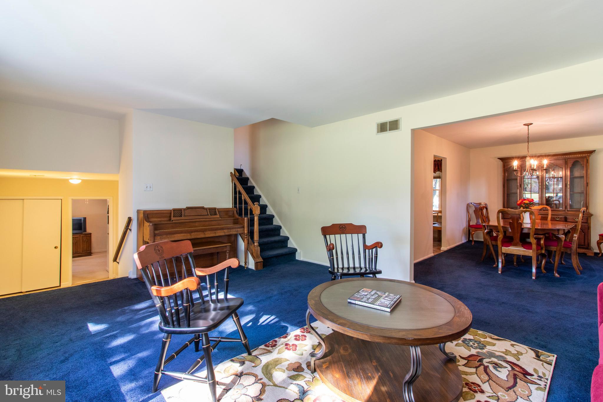 23 Meadow Glen Road Lansdale, PA 19446 - Photo 6 of 25 Living Room
