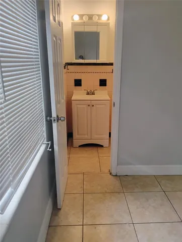 $1,400 | 242 Southeast Park Street, Unit 2, Dania Beach, FL 33004