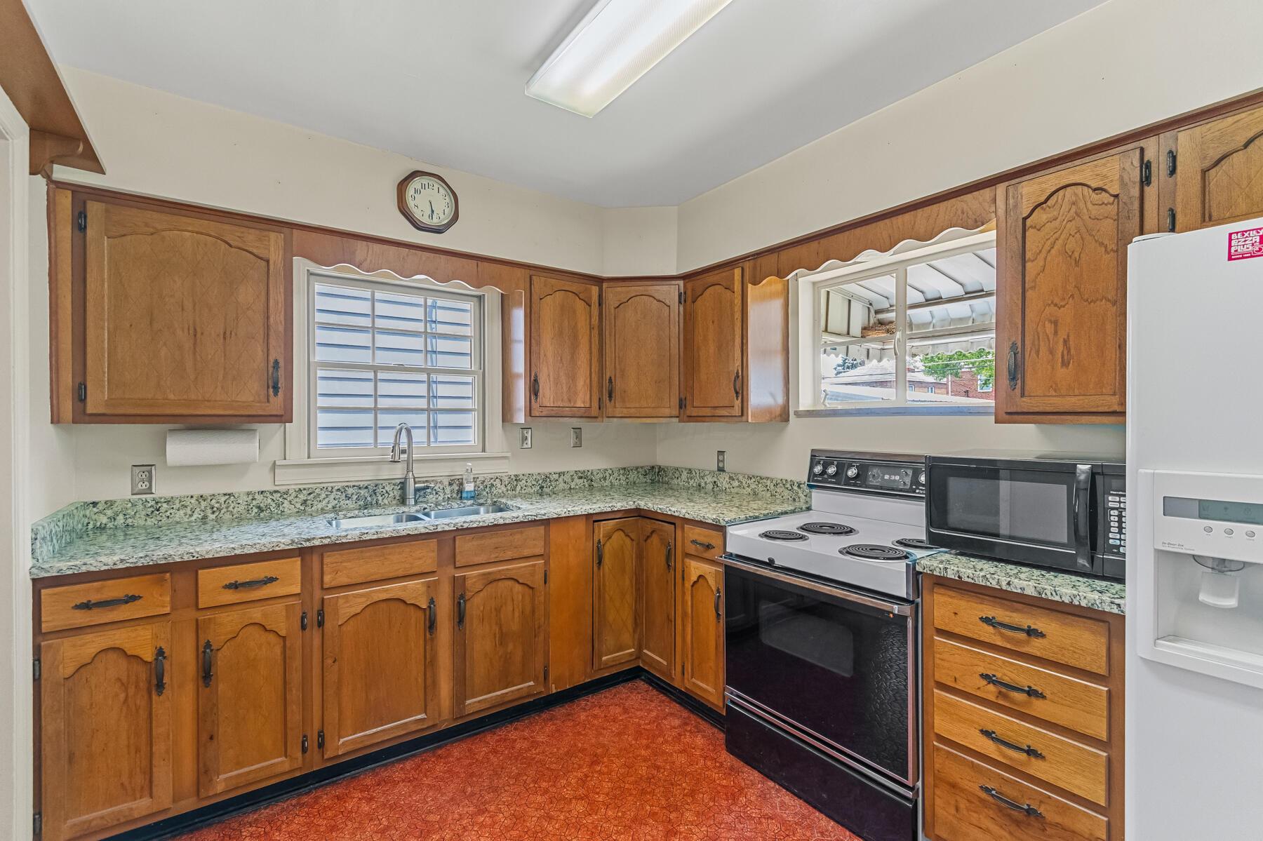 2803 Bryden Road Columbus, OH 43209 - Photo 10 of 33 EAT-IN KITCHEN