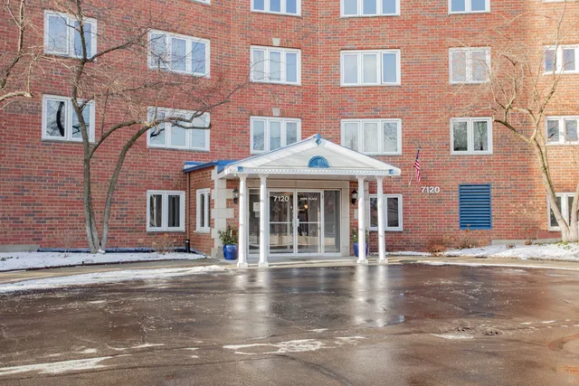 $325,900 | 7120 North Milwaukee Avenue, Unit 706, Niles, IL 60714
