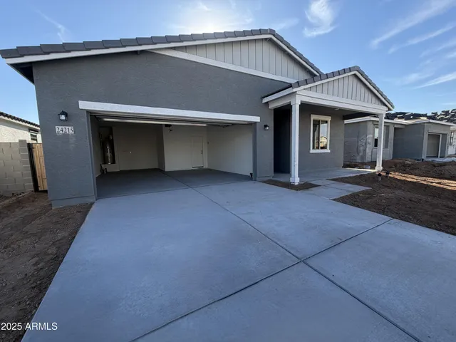 a view of a house with backyard