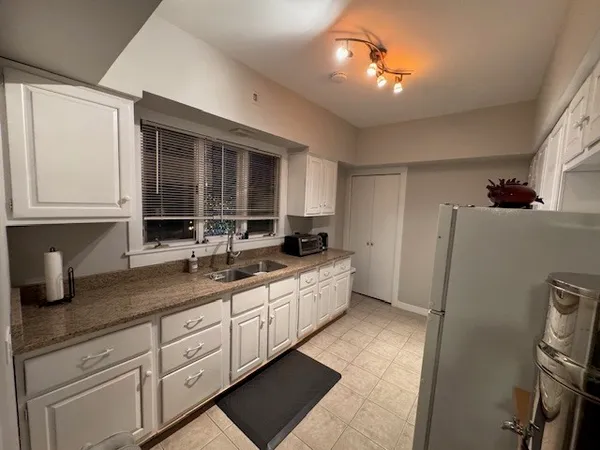 $1,750 | 139 West Russell Street, Unit 2E, Barrington, IL 60010