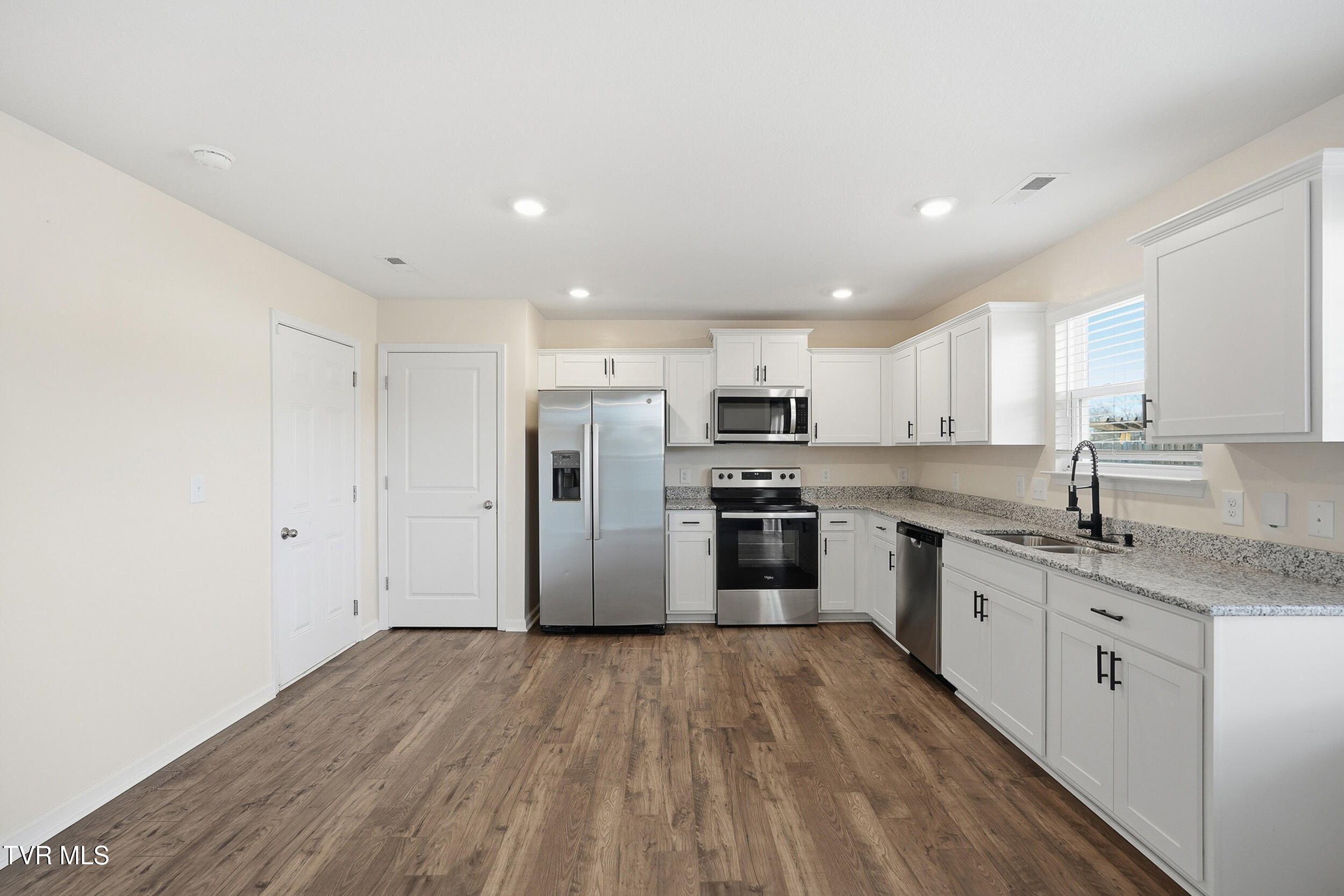 3086 Nicole Circle, Unit 2 Morristown, TN 37814 - Photo 9 of 37 9_dsc07453