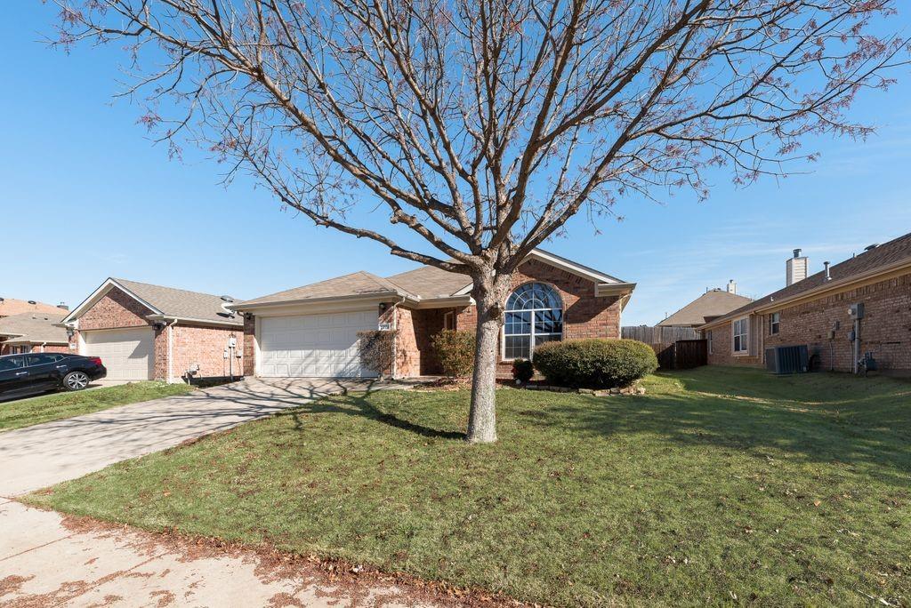 a view of a house with a yard