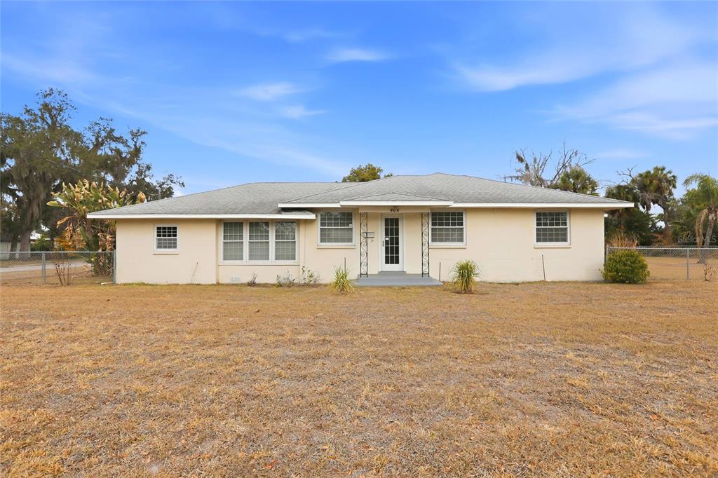 404 West Whidden Street Arcadia, FL 34266 - Photo 2 of 34 front view of house with a yard
