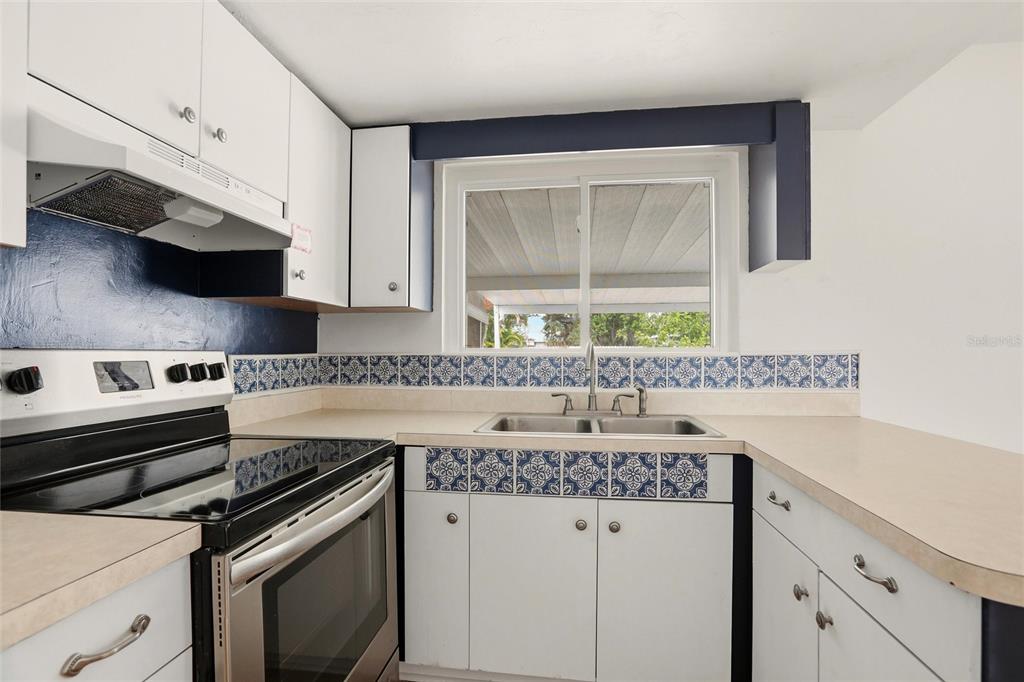 404 West Whidden Street Arcadia, FL 34266 - Photo 10 of 34 a kitchen with a stove and a sink