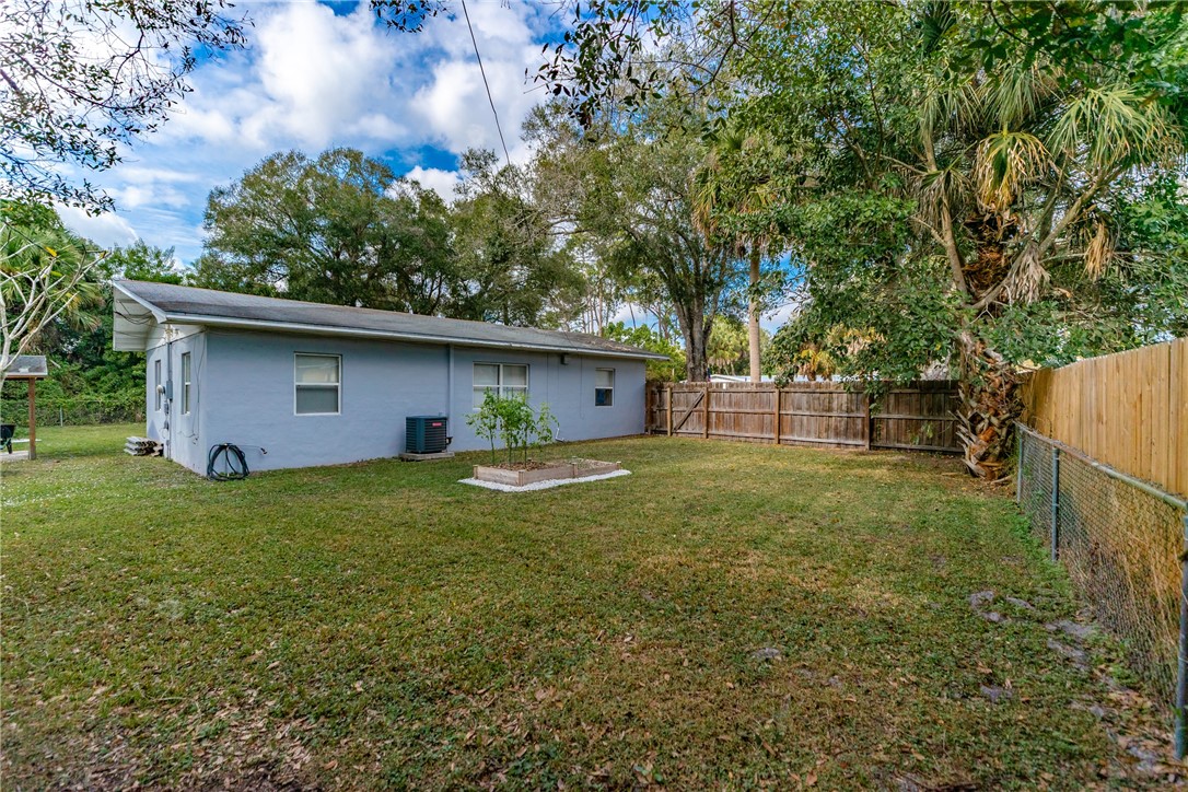 3655 2nd Place Vero Beach, FL 32968 - Photo 24 of 27 a backyard of a house with lots of green space