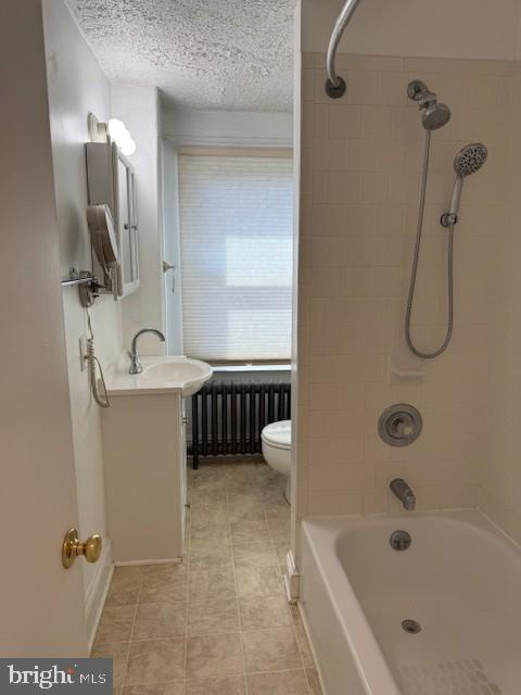 15 Brewer Avenue, Unit B Annapolis, MD 21401 - Photo 19 of 26 a bathroom with a tub a sink and mirror