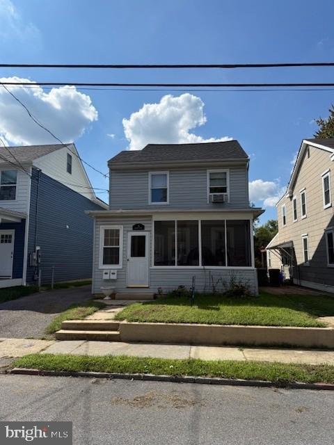 15 Brewer Avenue, Unit B Annapolis, MD 21401 - Photo 4 of 26 a front view of a house with a yard