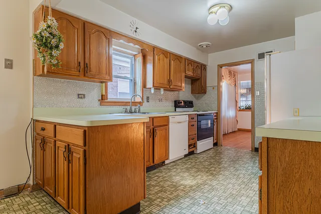 $199,000 | 8849 South Paxton Avenue, Chicago, IL 60617
