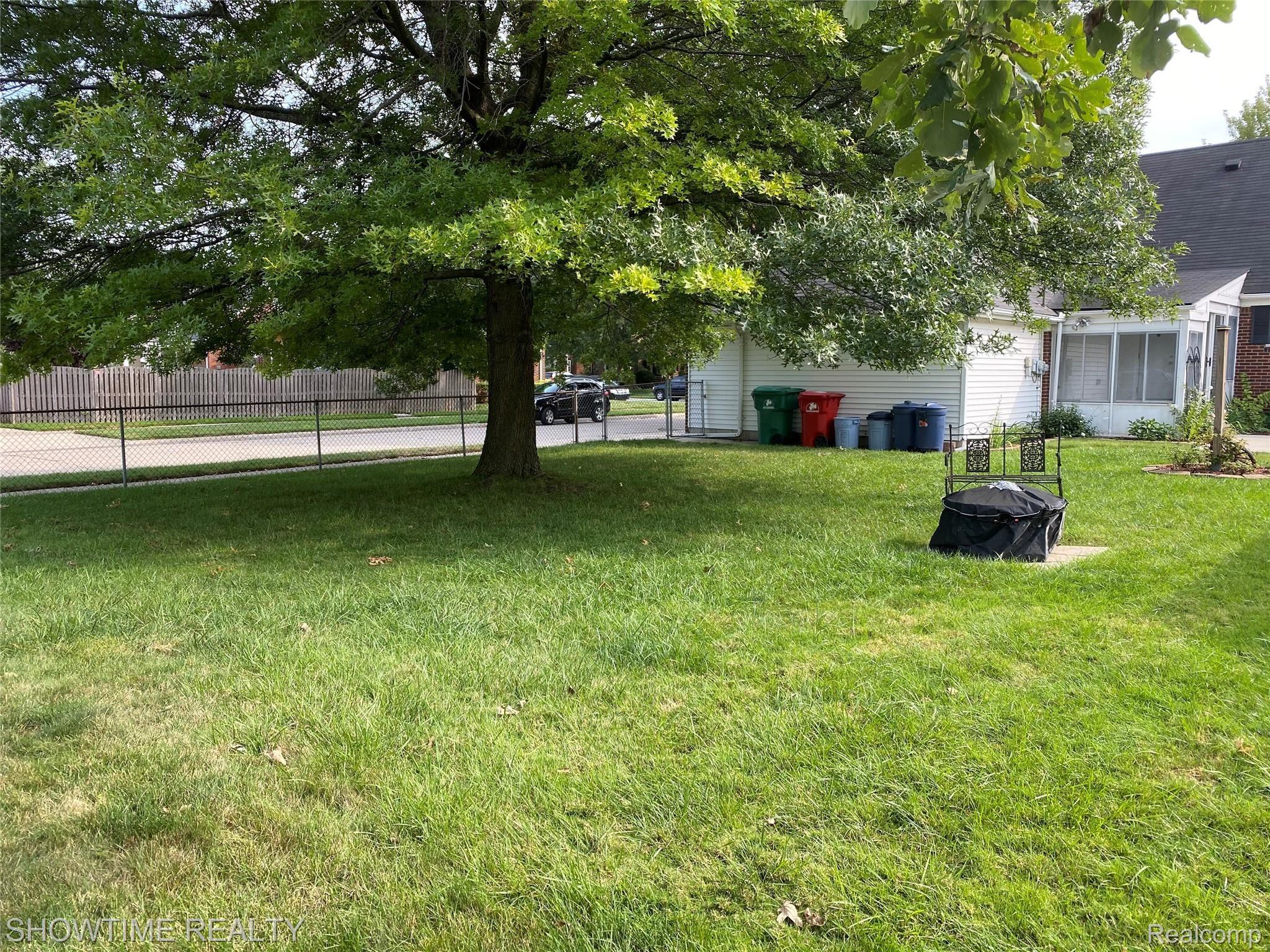 15143 Charles R Avenue Eastpointe, MI 48021 - Photo 16 of 18 IMG-4533.jpg