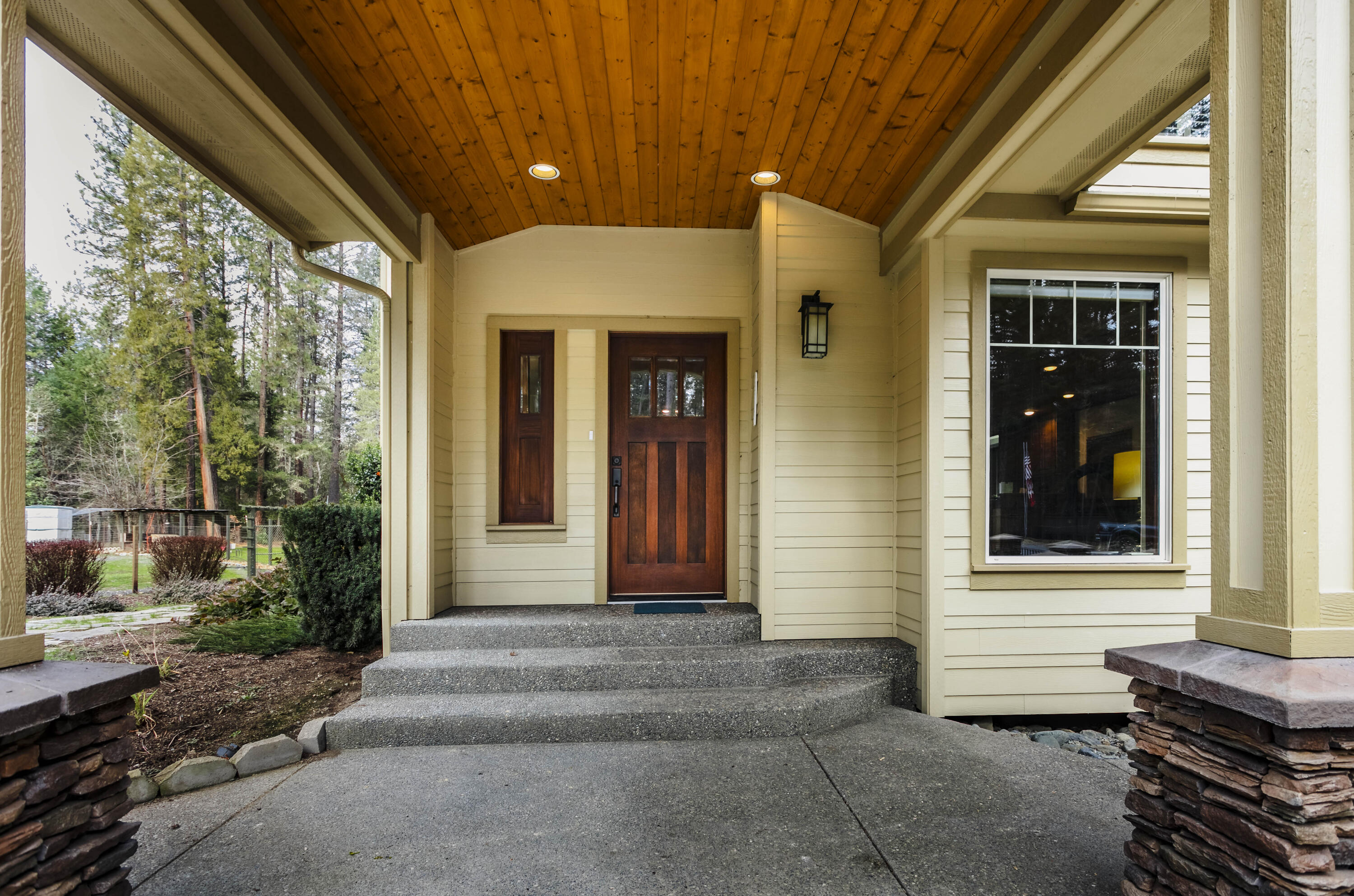 285 Riessen Road Grants Pass, OR 97526 - Photo 21 of 59 Front Door