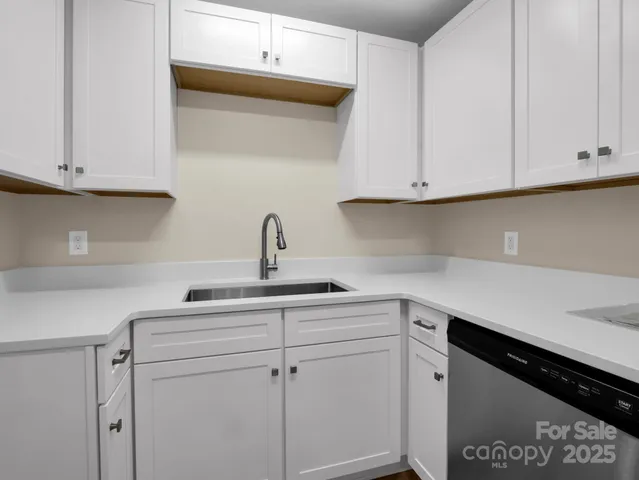 $224,000 | 520 Courtwood Lane, Unit 8, Hendersonville, NC 28739