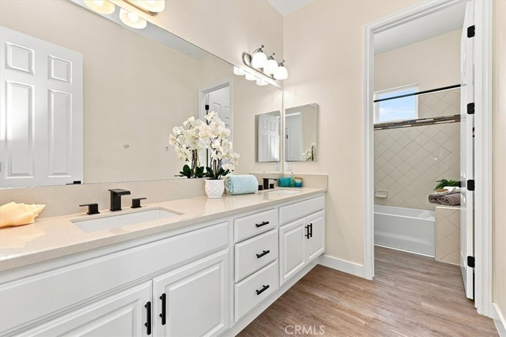 3086 Crystal Ridge Lane Colton, CA 92324 - Photo 41 of 75 Hall bathroom