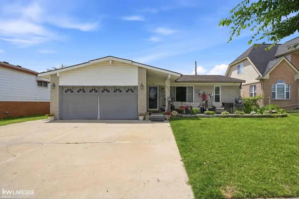 $329,000 | 3824 Dawson Drive, Warren, MI 48092