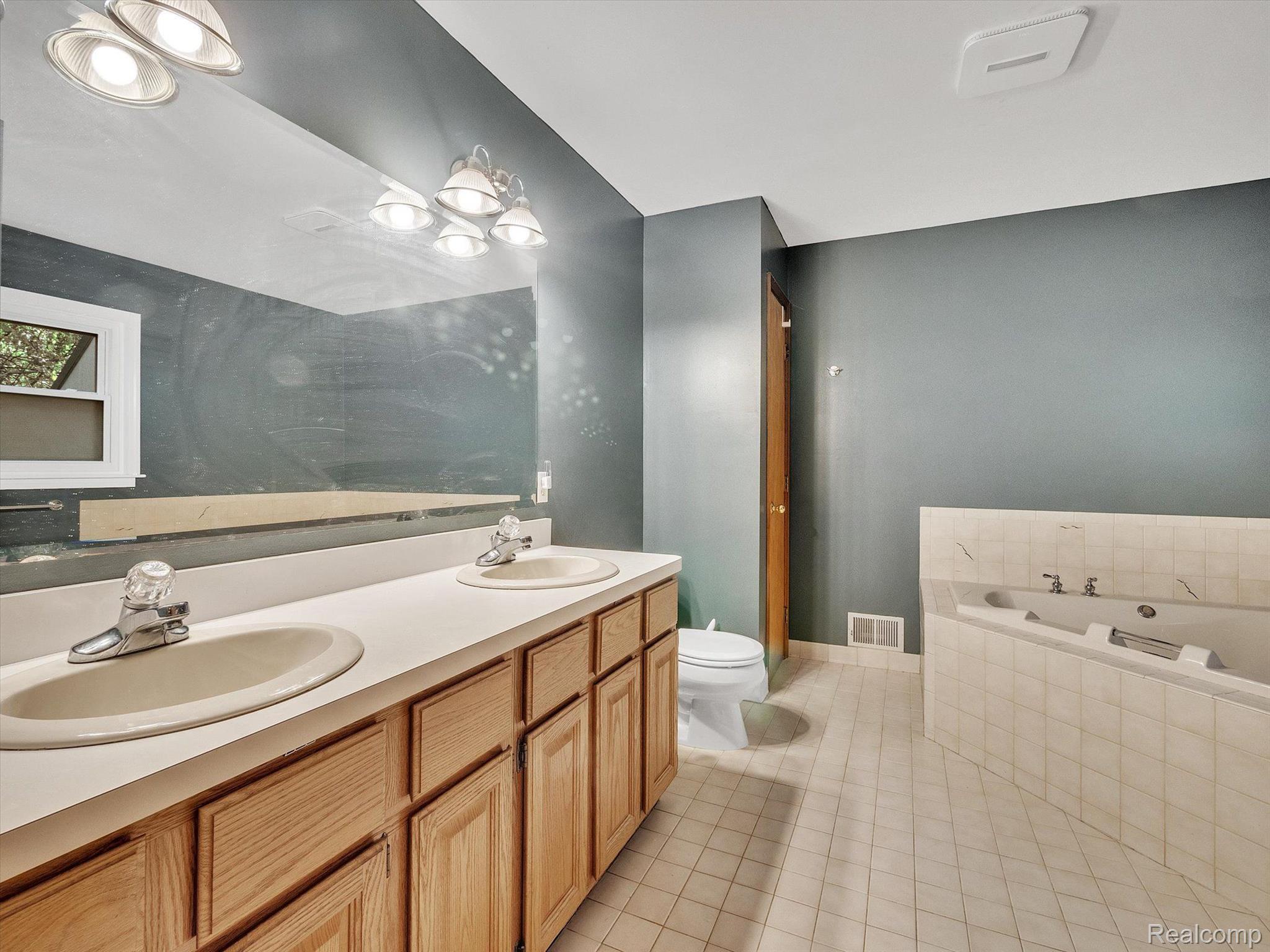 1818 Fox Ridge Drive Howell, MI 48843 - Photo 20 of 42 Gallery Image 20