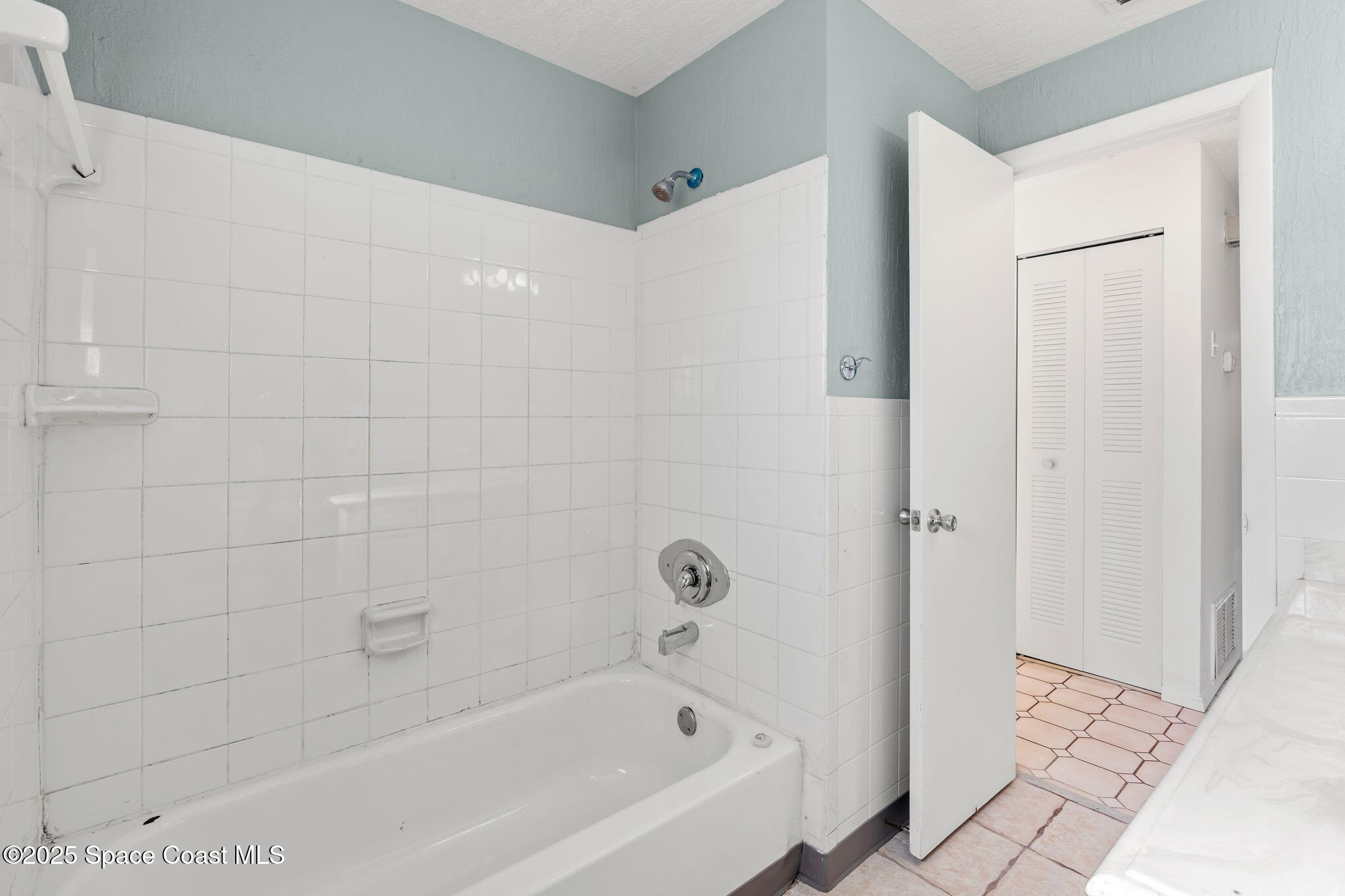 2361 Colony Drive Melbourne, FL 32935 - Photo 22 of 40 a bathroom with a bathtub