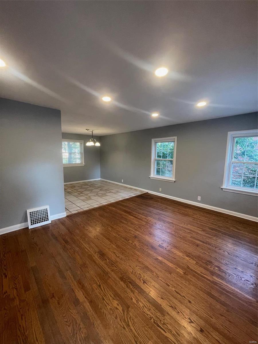 7228 MacKenzie Road St. Louis, MO 63123 - Photo 5 of 35 Gallery Image 5