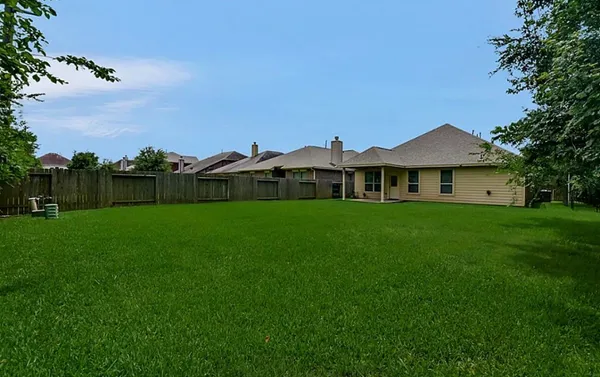 a view of a back yard