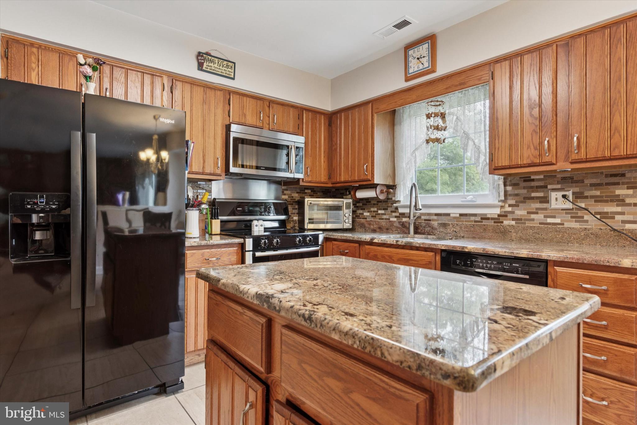 689 Pickering Road Southampton, PA 18966 - Photo 3 of 35 Kitchen with granite counters