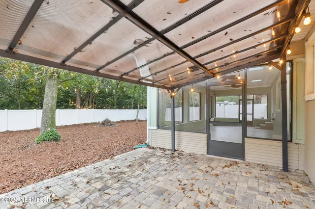 a view of a backyard