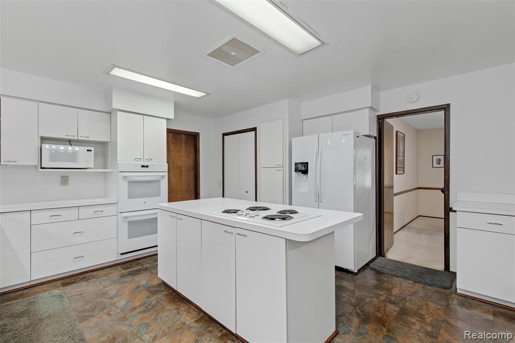 31017 Carriage Hill Road Farmington Hills, MI 48331 - Photo 17 of 39