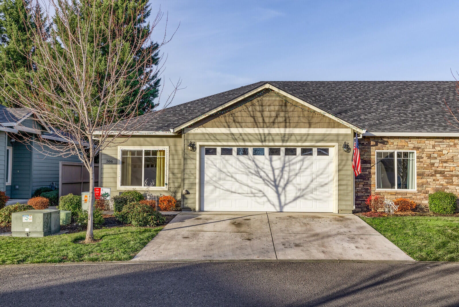 386 Live Oak Loop Central Point, OR 97502 - Photo 1 of 27 01_LO_1_mls