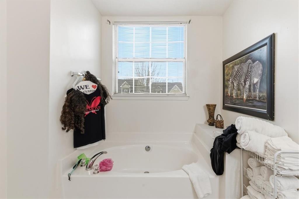 809 Winsap Drive Stockbridge, GA 30281 - Photo 24 of 41 a bathroom with a bathtub and a window