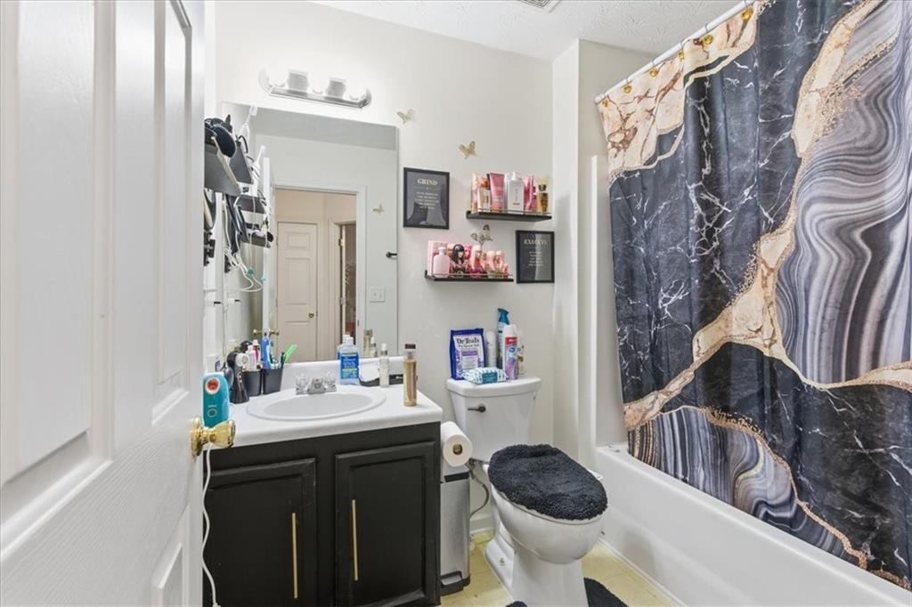 809 Winsap Drive Stockbridge, GA 30281 - Photo 28 of 41 a bathroom with a sink toilet and shower