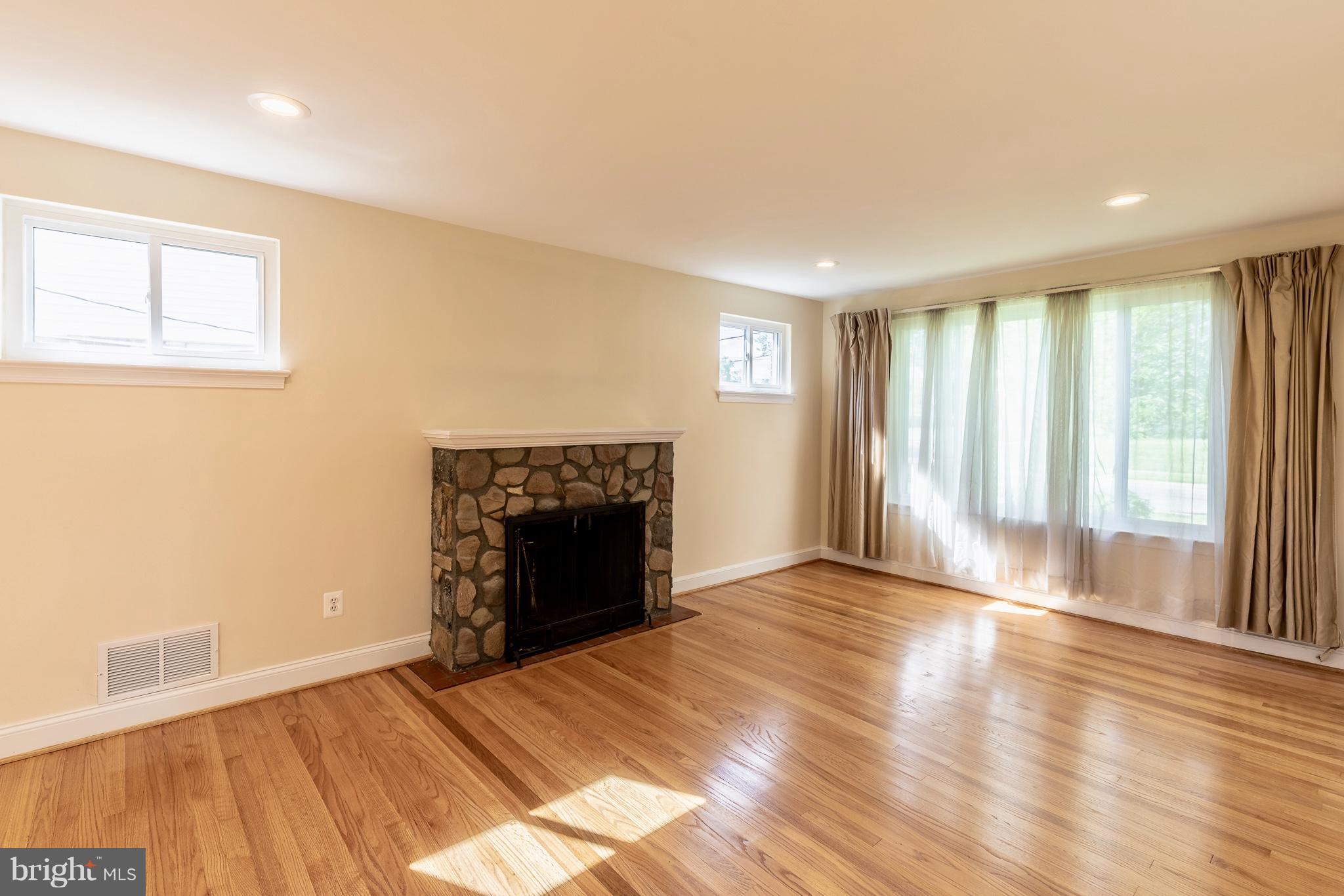 2105 Rolander Street Hyattsville, MD 20783 - Photo 4 of 28 Living Room