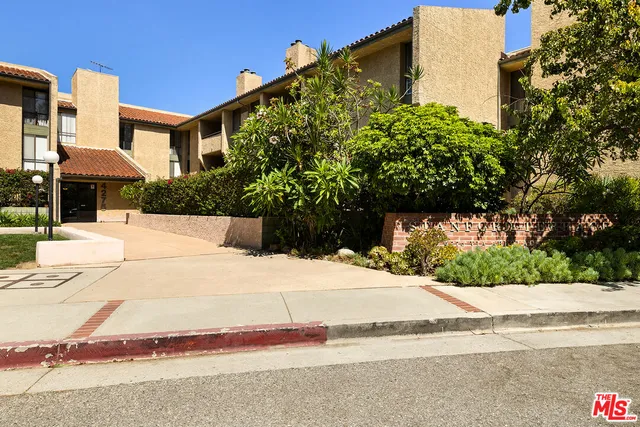 $3,800 | 4275 VÃa Arbolada, Unit 205, Los Angeles, CA 90042