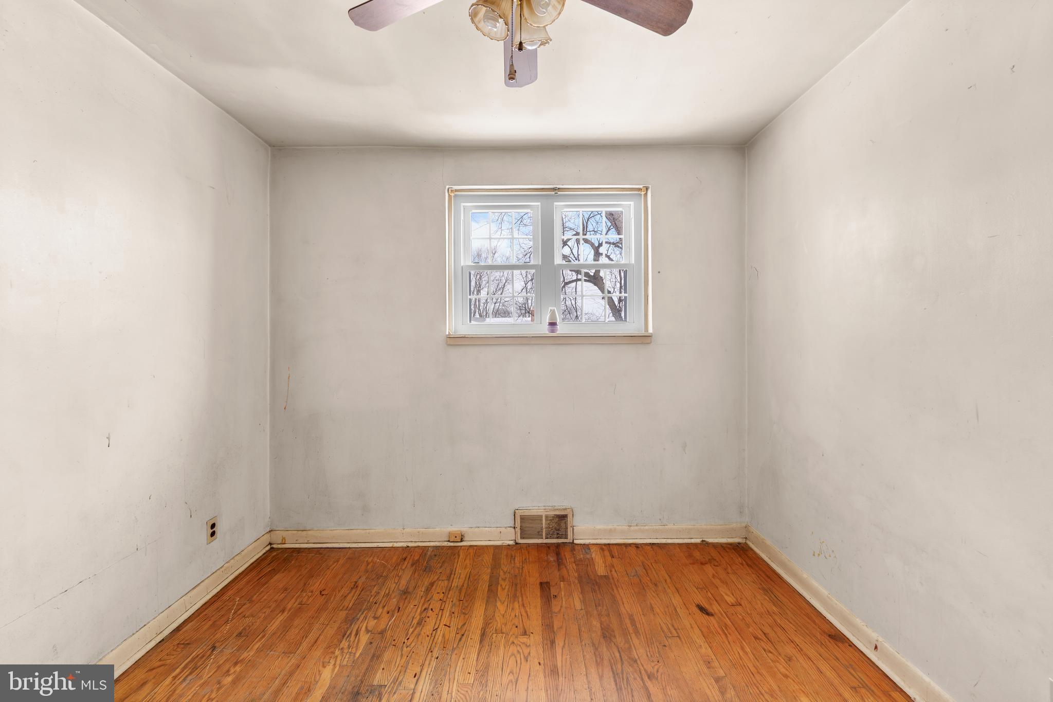 112 Butt Lane Aston, PA 19014 - Photo 20 of 24 an empty room with wooden floor and windows