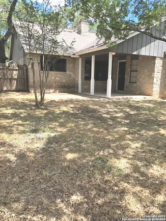 a view of a house with backyard