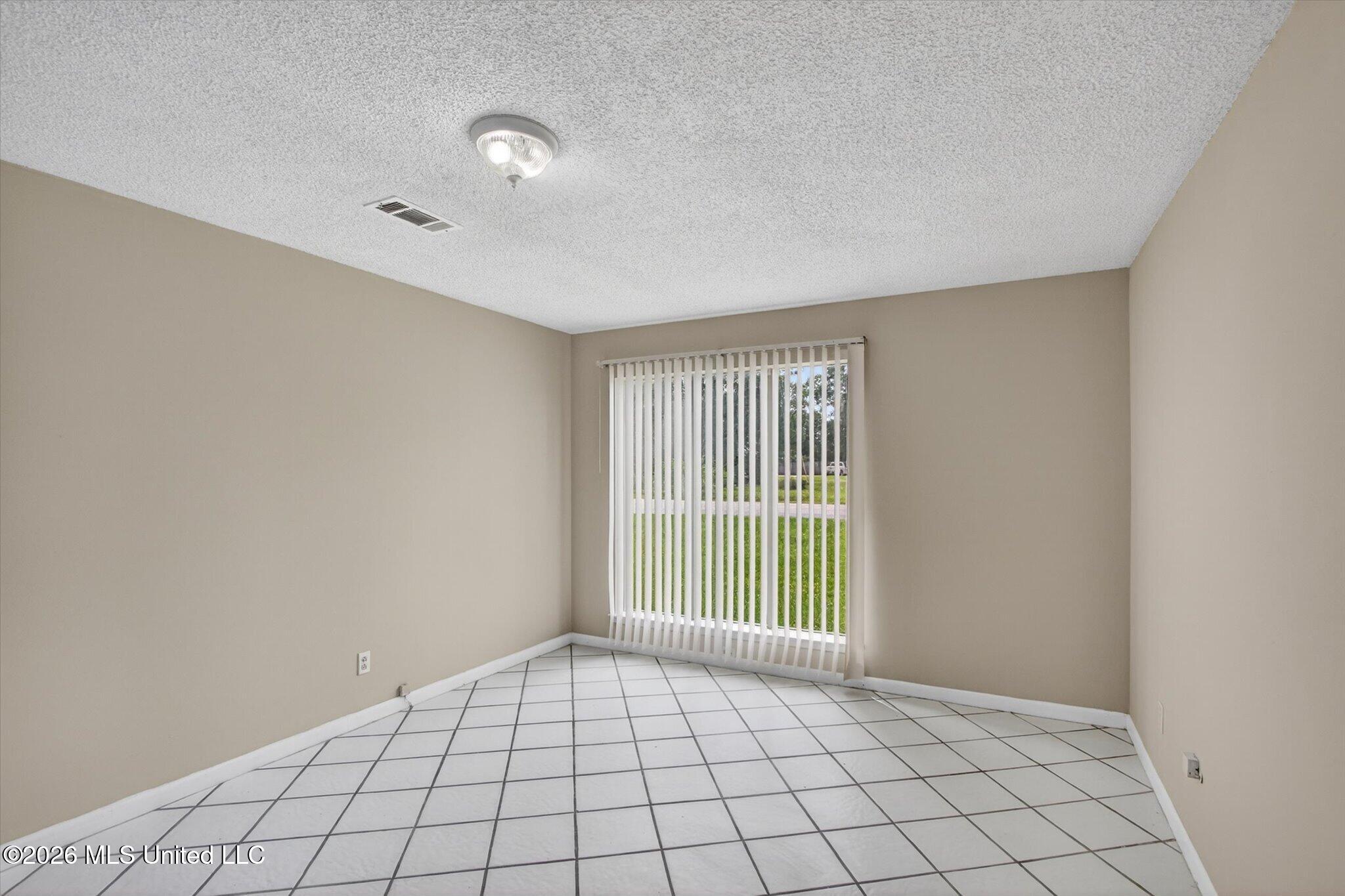 15304 Big Ridge Road Biloxi, MS 39532 - Photo 5 of 36 Living room