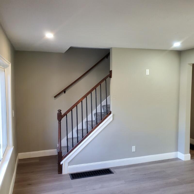 1794 Devonshire Road Columbus, OH 43219 - Photo 6 of 23 03Livingrm2
