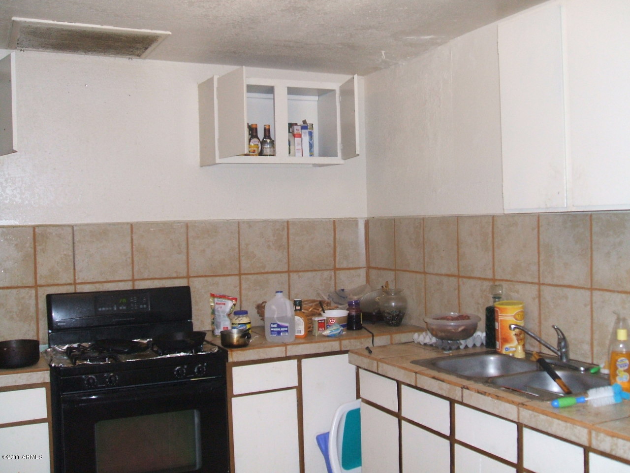 331 West Carson Road Phoenix, AZ 85041 - Photo 3 of 8 Kitchen in one of units