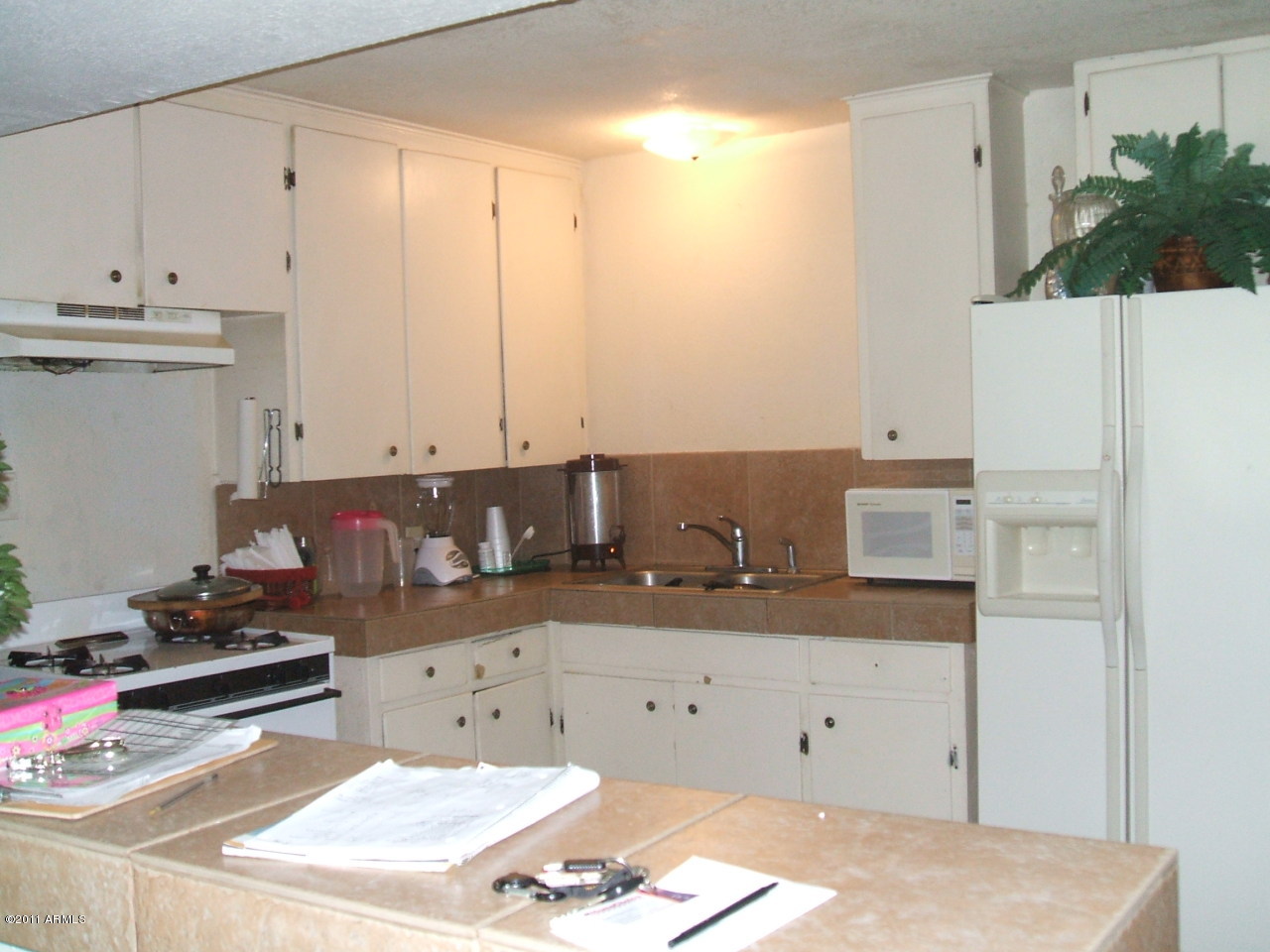 331 West Carson Road Phoenix, AZ 85041 - Photo 4 of 8 kitchen in other unit