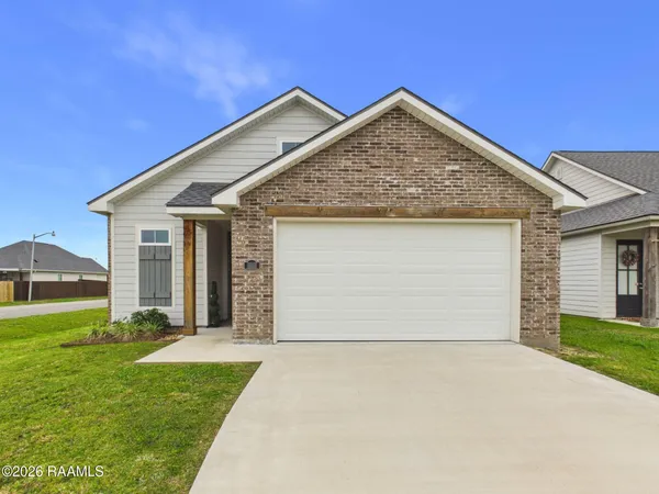 $1,800 | 301 Adry Lane, Youngsville, LA 70592