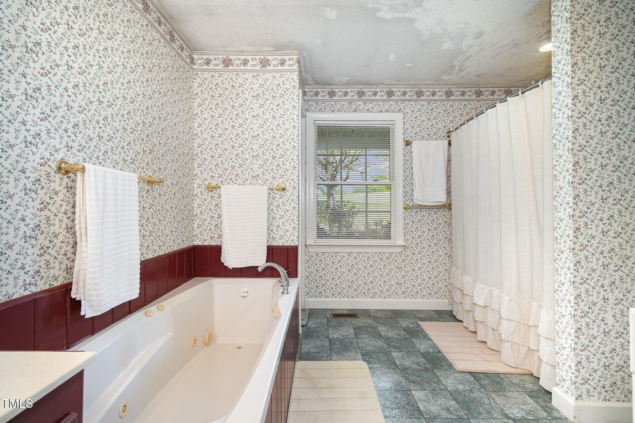 472 Jesse Phillips Road Robbins, NC 27325 - Photo 21 of 36 a bathroom with a bathtub and window