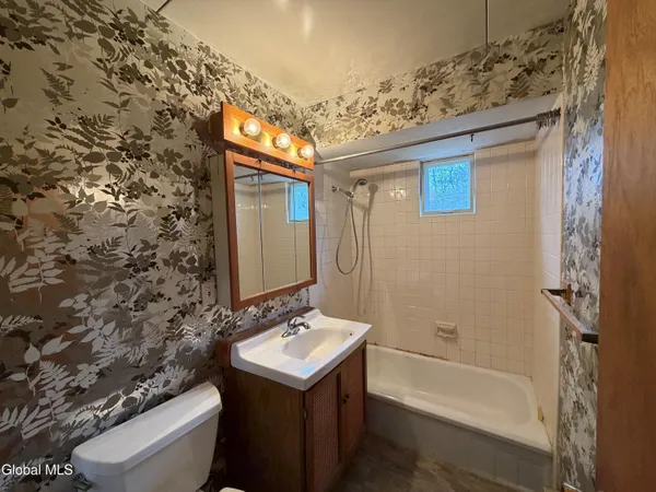 $269,000 | 8 Clover Lane, Colonie, NY 12211