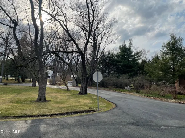 $269,000 | 8 Clover Lane, Colonie, NY 12211
