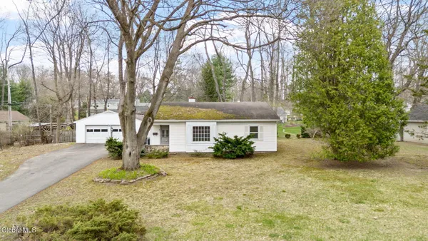 $269,000 | 8 Clover Lane, Colonie, NY 12211