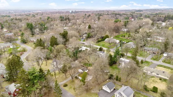 $269,000 | 8 Clover Lane, Colonie, NY 12211