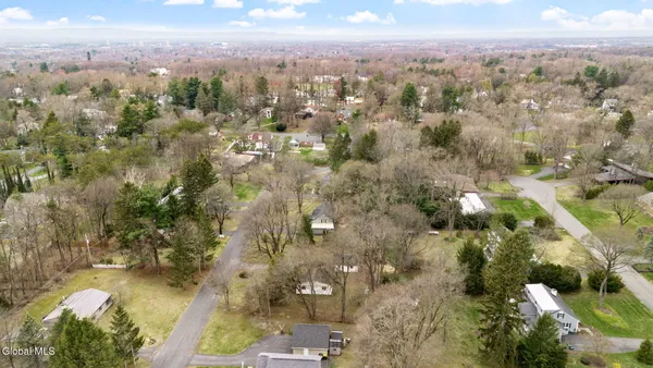 $269,000 | 8 Clover Lane, Colonie, NY 12211