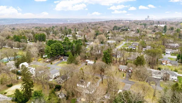 $269,000 | 8 Clover Lane, Colonie, NY 12211