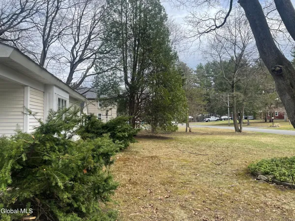 $269,000 | 8 Clover Lane, Colonie, NY 12211