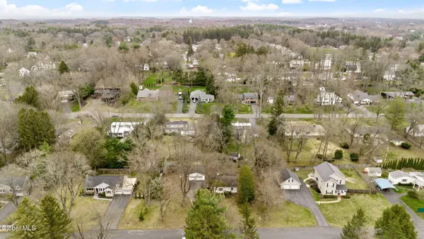 $269,000 | 8 Clover Lane, Colonie, NY 12211