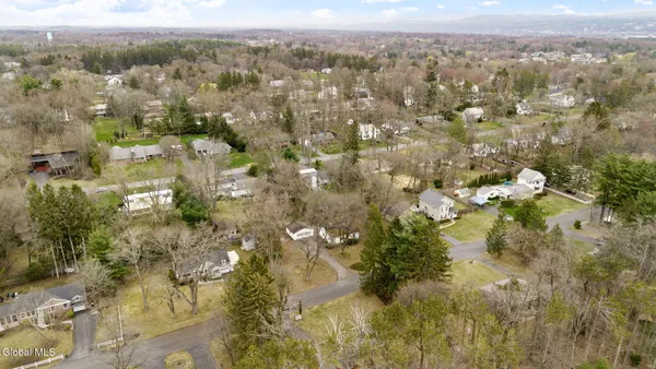 $269,000 | 8 Clover Lane, Colonie, NY 12211