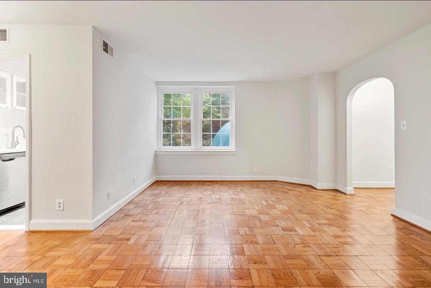 30 South Old Glebe Road, Unit 106E Arlington, VA 22204 - Photo 4 of 13 Living / Dining