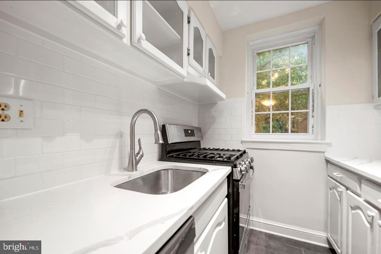 30 South Old Glebe Road, Unit 106E Arlington, VA 22204 - Photo 7 of 13 Kitchen